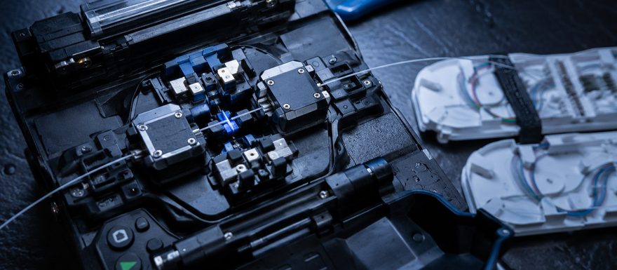 Fiber fusion splicer with splice trays